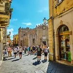 Le Palme Tra Taormina E Catania
