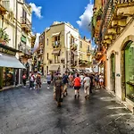 Le Palme Tra Taormina E Catania Linera