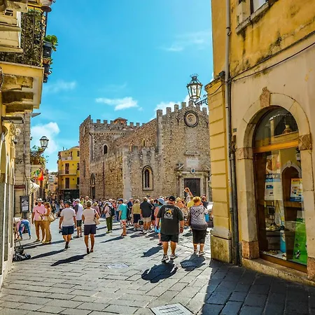 Le Palme Tra Taormina E Catania