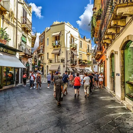 Le Palme Tra Taormina E Catania Linera