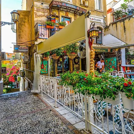 Le Palme Tra Taormina E Catania